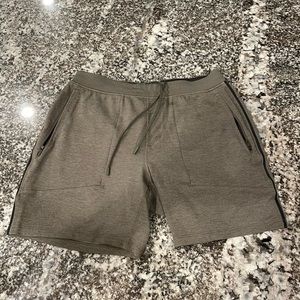 Men’s Lululemon Textured Tech Lined Short 7". Olive/Riverstone. Large